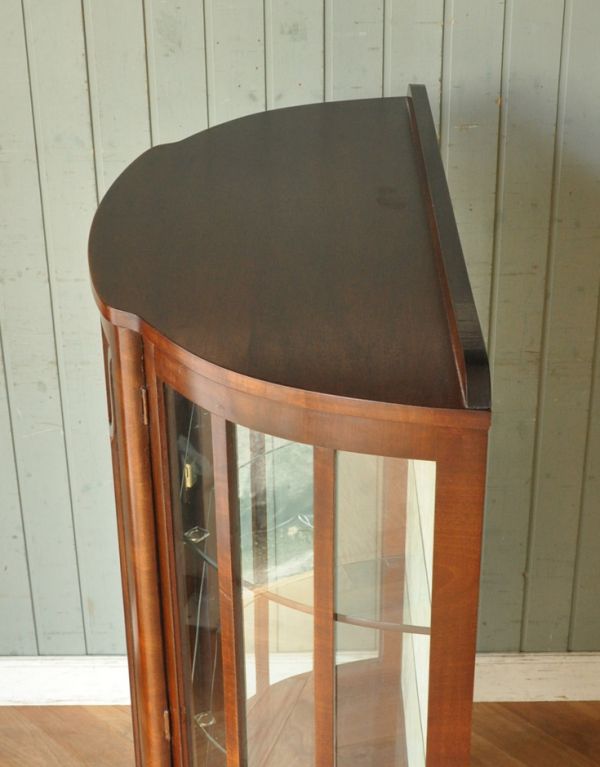 アンティークのキャビネット アンティーク家具 イギリスのアンティーク家具、上品なハーフムーンのガラスキャビネット(飾り棚)。天板もピカピカにお直ししました。(k-1222-f)