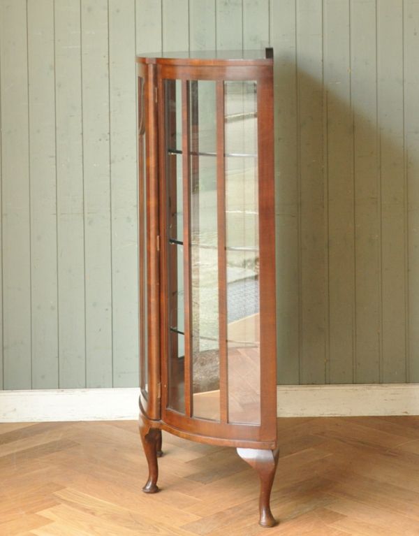 アンティークのキャビネット アンティーク家具 イギリスのアンティーク家具、上品なハーフムーンのガラスキャビネット(飾り棚)。サイドもガラスなので、どこから見ても美しいです!しっかり作られているので、安心してお使いいただけます。(k-1222-f)