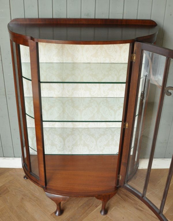 アンティークのキャビネット アンティーク家具 イギリスのアンティーク家具、上品なハーフムーンのガラスキャビネット(飾り棚)。中央にある1枚の大きな扉を開くアンティークらしいデザイン。(k-1222-f)