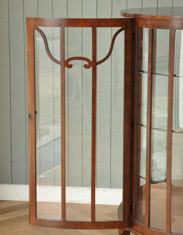 アンティークのキャビネット アンティーク家具 イギリスのアンティーク家具、上品なハーフムーンのガラスキャビネット(飾り棚)。ガラスもアンティークならでは。(k-1222-f)