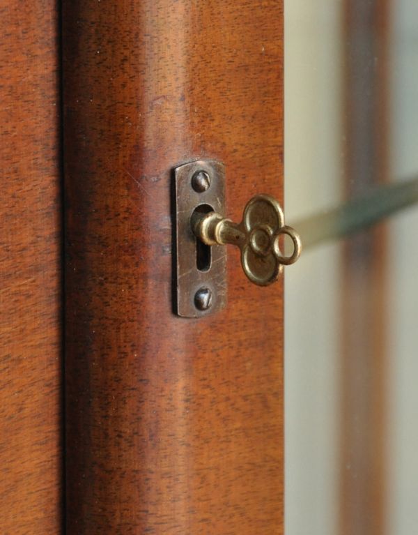 アンティークのキャビネット アンティーク家具 イギリスのアンティーク家具、上品なハーフムーンのガラスキャビネット(飾り棚)。扉の取っ手は鍵です。(k-1222-f)