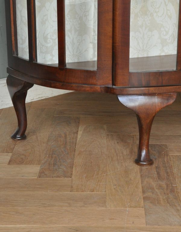 アンティークのキャビネット アンティーク家具 イギリスのアンティーク家具、上品なハーフムーンのガラスキャビネット(飾り棚)。きちんと支えます。(k-1222-f)