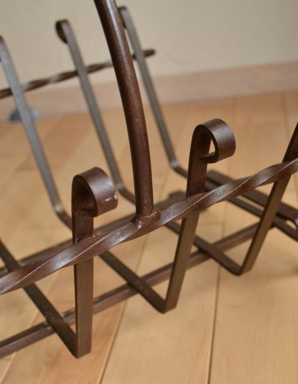 フランスから届いたアイアン製のアンティーク薪置き（薪ラック）(k