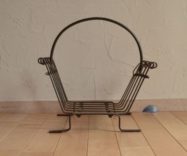 フランスから届いたアイアン製のアンティーク薪置き（薪ラック）(k