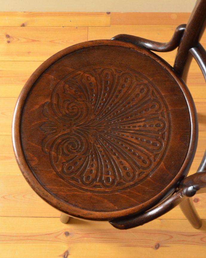 ベントウッドチェア アンティーク チェア 伝統的なアンティークの英国椅子、背もたれがお洒落なベントウッドチェア(バンブー)。ベントウッドチェアの特徴は、座面にもあります。(k-1224-c)