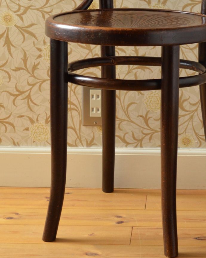 ベントウッドチェア アンティーク チェア 伝統的なアンティークの英国椅子、背もたれがお洒落なベントウッドチェア(バンブー)。脚先が緩くカーブしています。(k-1224-c)