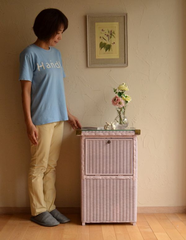 ロイドルーム　アンティーク家具　イギリスのアンティークの家具、パステルピンクのロイドルームランドリーボックス 。安定感があるので、化粧品やミラーなど何でも置けます。(k-1224-f)