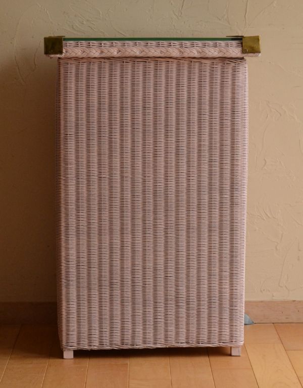 ロイドルーム　アンティーク家具　イギリスのアンティークの家具、パステルピンクのロイドルームランドリーボックス 。きちんとメンテナンスしているので後ろから見ても美しいです。(k-1224-f)