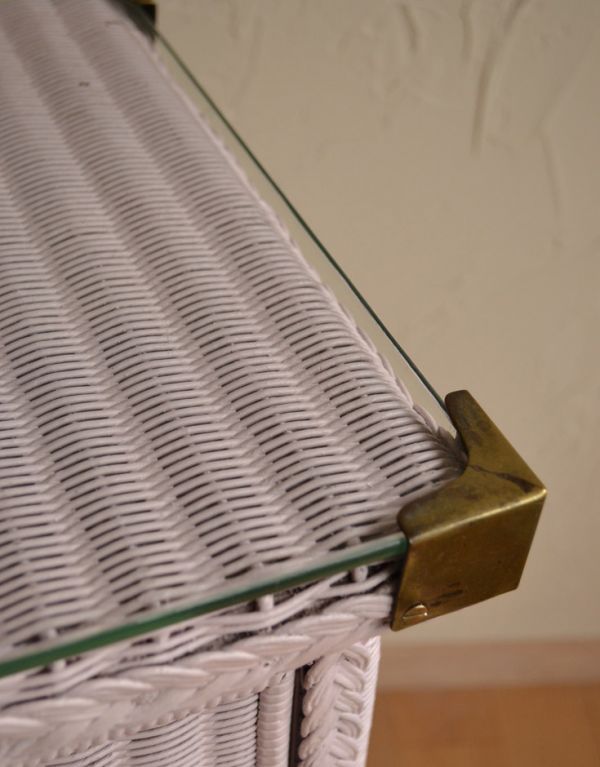 ロイドルーム　アンティーク家具　イギリスのアンティークの家具、パステルピンクのロイドルームランドリーボックス 。ガラスはしっかり固定されているので、安定感があります。(k-1224-f)