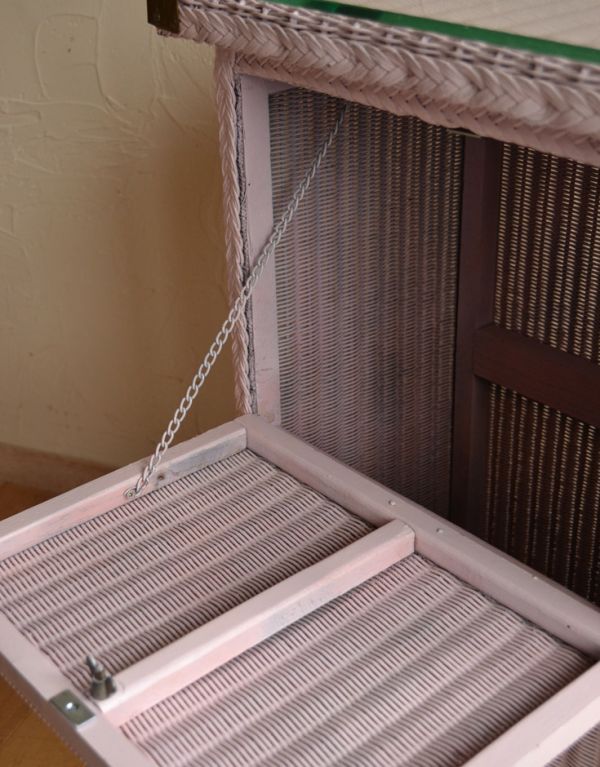 ロイドルーム　アンティーク家具　イギリスのアンティークの家具、パステルピンクのロイドルームランドリーボックス 。チェーンでつないでいるので安心です。(k-1224-f)