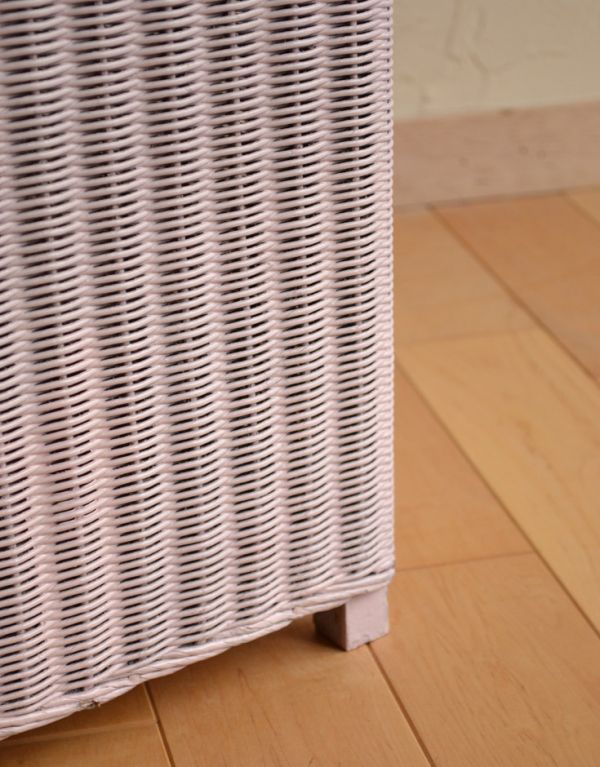 ロイドルーム　アンティーク家具　イギリスのアンティークの家具、パステルピンクのロイドルームランドリーボックス 。底もしっかりとした安定感があります。(k-1224-f)