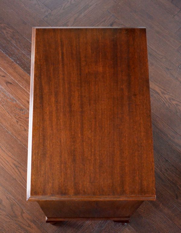 アンティークのキャビネット　アンティーク家具　気品あるアンティークの英国家具、木製のミュージックキャビネット。天板もピカピカにお直ししました。(k-1225-f)