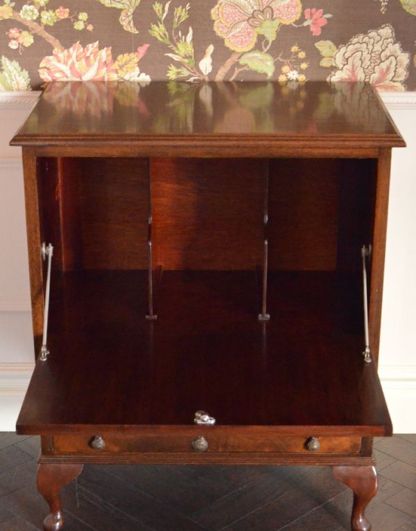 アンティークのキャビネット　アンティーク家具　気品あるアンティークの英国家具、木製のミュージックキャビネット。前開きのタイプは、扉の中を見渡せる上に、出し入れもしやすいんですよ。(k-1225-f)