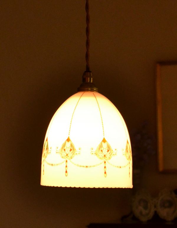 ペンダントライト　照明・ライティング　イギリスアンティーク、ミルクガラスの可愛いアンティークペンダントライト。アンティークのミルクガラスからこぼれる光はとてもやわらかい印象です。(k-1225-z)
