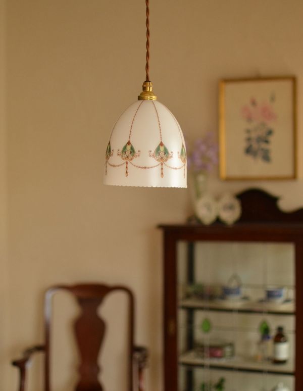 ペンダントライト　照明・ライティング　イギリスアンティーク、ミルクガラスの可愛いアンティークペンダントライト。可愛いお花模様でお部屋も優しい空気に包まれます。(k-1225-z)
