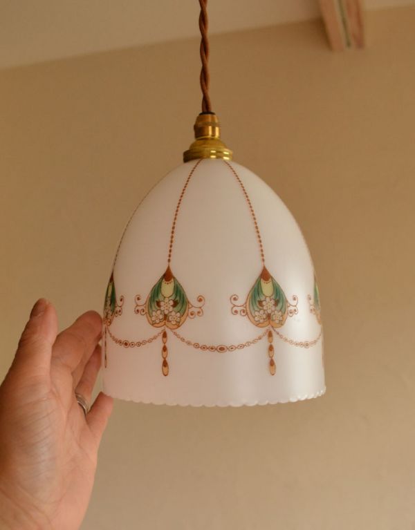 ペンダントライト　照明・ライティング　イギリスアンティーク、ミルクガラスの可愛いアンティークペンダントライト。【 シェードのサイズ 】  直径14×高さ14.3cm（シェード）コードは50、80cm以外にも、ご希望の長さで加工してお届けします。(k-1225-z)