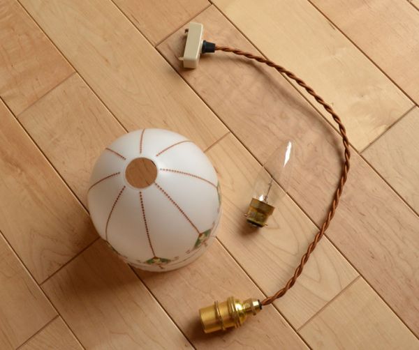 ペンダントライト　照明・ライティング　イギリスアンティーク、ミルクガラスの可愛いアンティークペンダントライト。ガラスシェード、コード、電球1個、を全てセットでお届けするので、届いてすぐに取り付けられます。(k-1225-z)