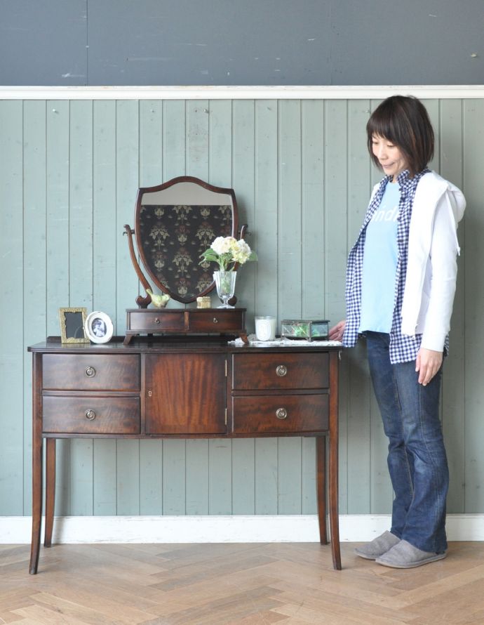 アンティークのドレッサー　アンティーク家具　英国のアンティーク家具、マホガニー材のドレッシングテーブル。ディスプレイを楽しんだり、化粧台にしたり。(k-1226-f)