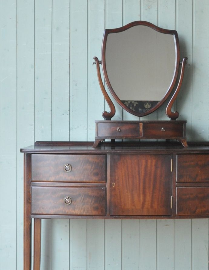アンティークのドレッサー　アンティーク家具　英国のアンティーク家具、マホガニー材のドレッシングテーブル。お気に入りのチェアと合わせて、自分だけのスペースを作ってみてください。(k-1226-f)