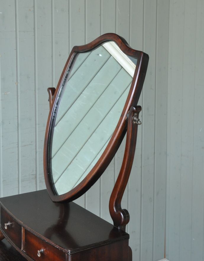 アンティークのドレッサー　アンティーク家具　英国のアンティーク家具、マホガニー材のドレッシングテーブル。アンティークのミラーには美しいカッティングが入っているので高級感があります。(k-1226-f)