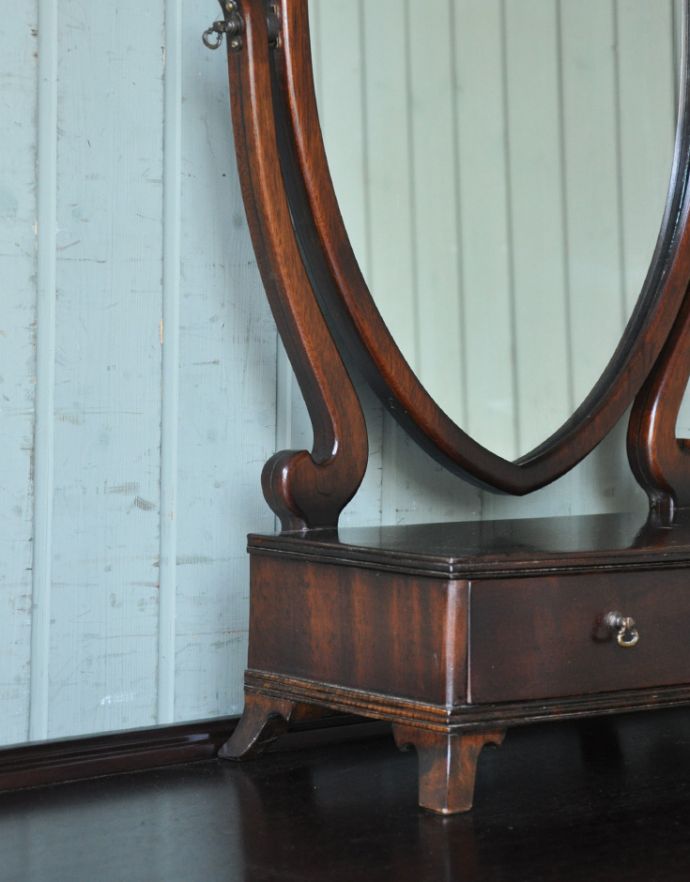 アンティークのドレッサー　アンティーク家具　英国のアンティーク家具、マホガニー材のドレッシングテーブル。隅々まで凝った装飾！リッチな気分で心を満たしてくれます。(k-1226-f)