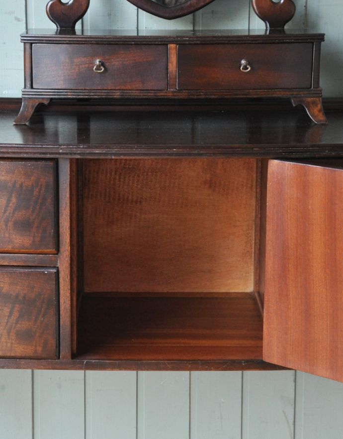 アンティークのドレッサー　アンティーク家具　英国のアンティーク家具、マホガニー材のドレッシングテーブル。ドレッシングテーブルには珍しく、扉の収納もあり、嬉しいです。(k-1226-f)