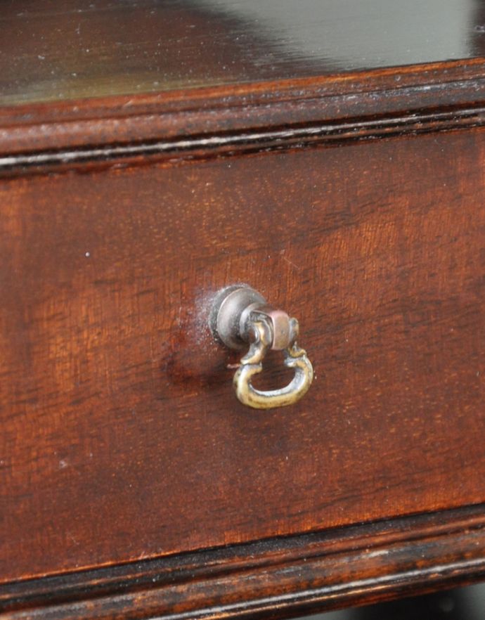 アンティークのドレッサー　アンティーク家具　英国のアンティーク家具、マホガニー材のドレッシングテーブル。小さな引き出しに付いている取っ手のデザインも美しいです。(k-1226-f)