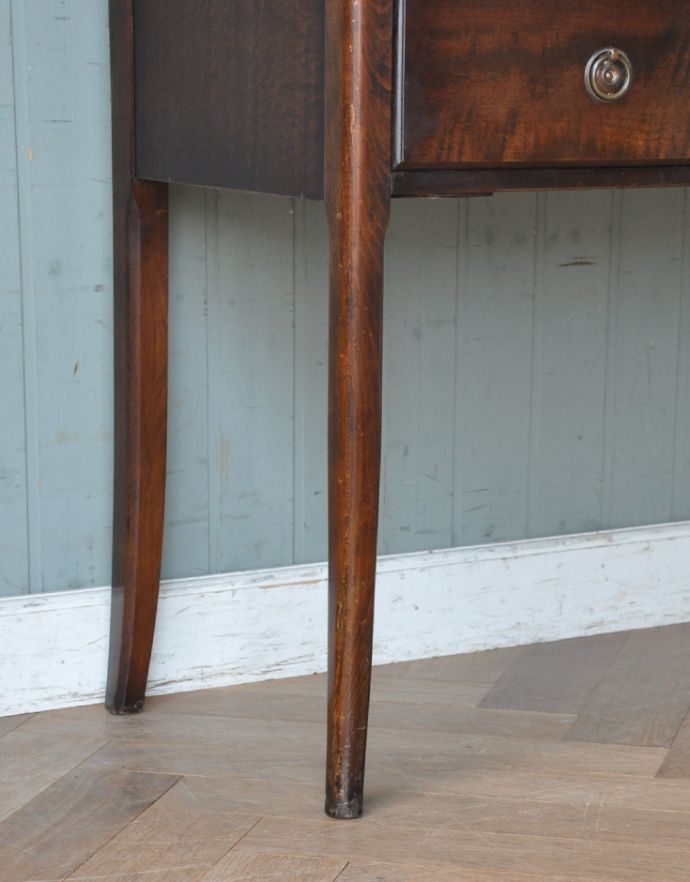 アンティークのドレッサー　アンティーク家具　英国のアンティーク家具、マホガニー材のドレッシングテーブル。華奢で女性らしい猫脚が外国風の雰囲気を作ってくれます。(k-1226-f)