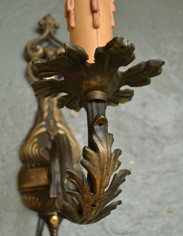 壁付けブラケット　照明・ライティング　アンティークの壁付け照明、1灯タイプのウォールブラケット（Ｅ17シャンデリア電球付）。存在感のある素敵なアンティークのウォールブラケットです。(k-1226-z)