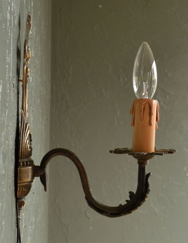 壁付けブラケット　照明・ライティング　アンティークの壁付け照明、1灯タイプのウォールブラケット（Ｅ17シャンデリア電球付）。壁のお洒落を楽しむのにはピッタリな存在感です。(k-1226-z)