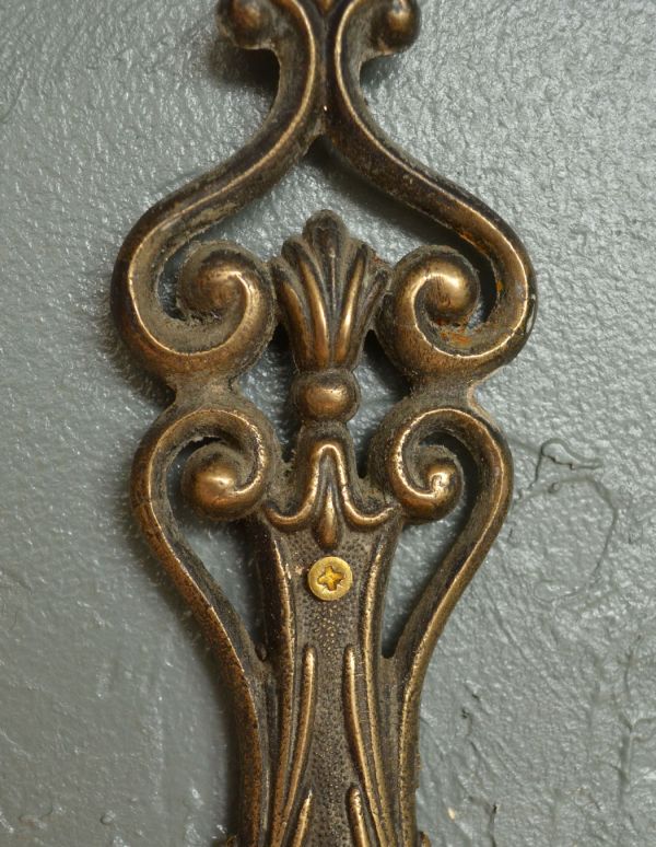 壁付けブラケット　照明・ライティング　アンティークの壁付け照明、1灯タイプのウォールブラケット（Ｅ17シャンデリア電球付）。ビス用の穴は上下２箇所あります。(k-1226-z)