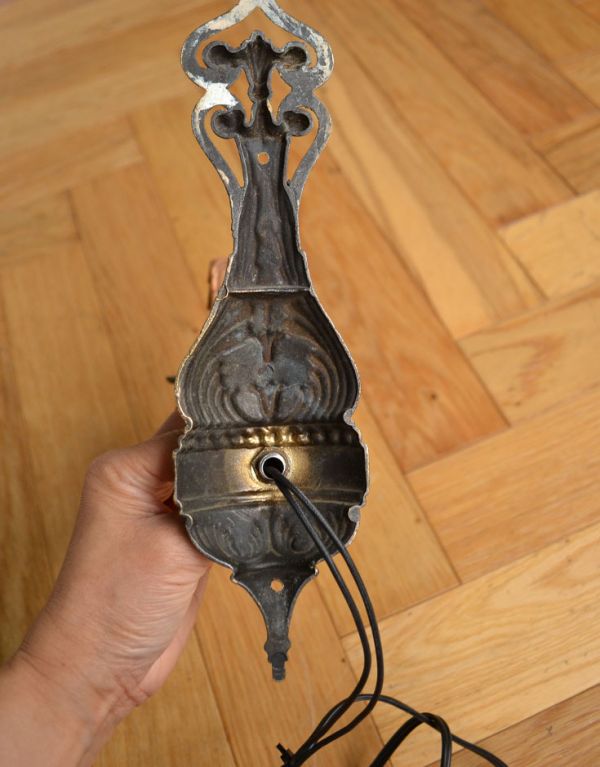 壁付けブラケット　照明・ライティング　アンティークの壁付け照明、1灯タイプのウォールブラケット（Ｅ17シャンデリア電球付）。※配線に直結するので、電気屋さんによる取り付け工事が必要です。(k-1226-z)