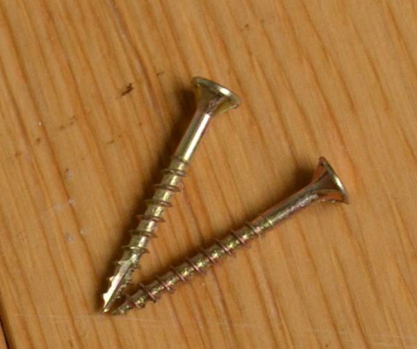 壁付けブラケット　照明・ライティング　アンティークの壁付け照明、1灯タイプのウォールブラケット（Ｅ17シャンデリア電球付）。ビス２本セットで一緒にお届けします。(k-1226-z)