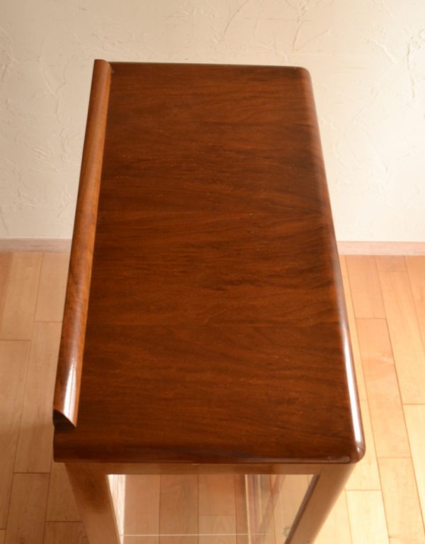 アンティークのキャビネット　アンティーク家具　明るい色のアンティーク英国家具、コンパクトなガラスキャビネット。天板もピカピカにお直ししました。(k-1227-f)