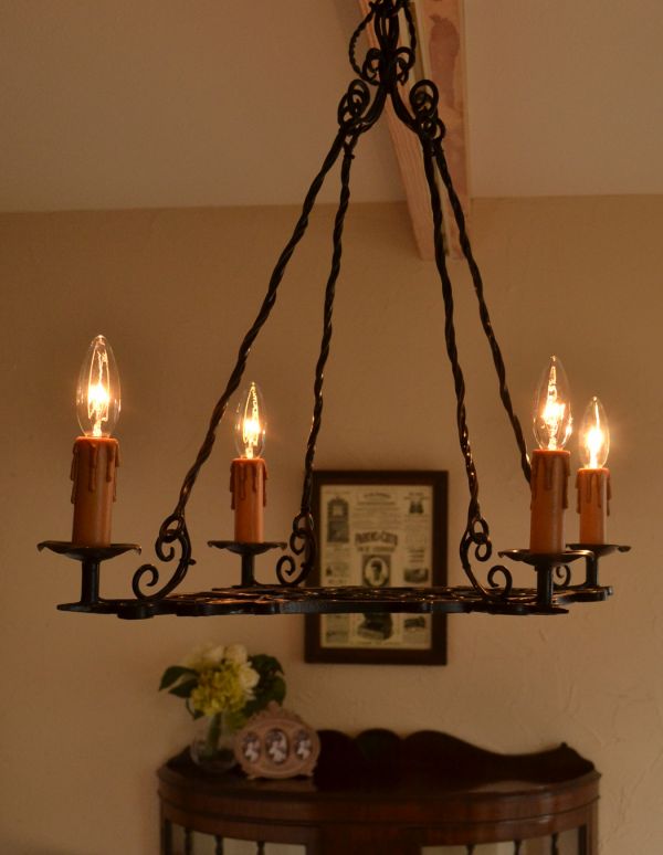 フランス便で見つけたアイアン製のアンティークシャンデリア（4灯