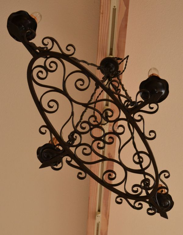 シャンデリア　照明・ライティング　フランス便で見つけたアイアン製のアンティークシャンデリア（４灯タイプ）。下から見上げたときのこのフォルムが一番ステキ！ハート模様にも見えるアイアンのデザインにうっとりしてしまいます。(k-1228-z)