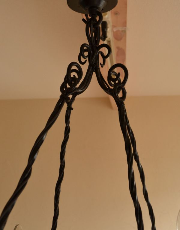 フランス便で見つけたアイアン製のアンティークシャンデリア（4灯