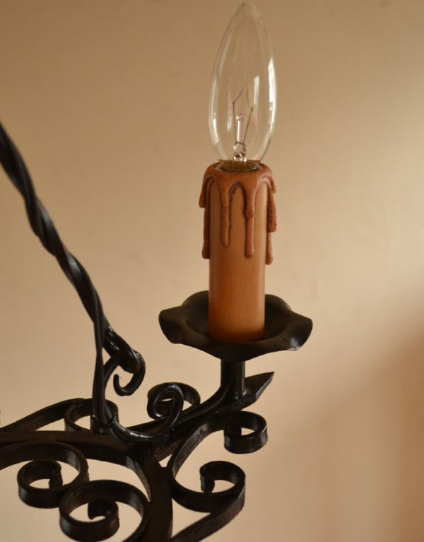 シャンデリア　照明・ライティング　フランス便で見つけたアイアン製のアンティークシャンデリア（４灯タイプ）。キャンドルのように仕上げたデザインです。(k-1228-z)