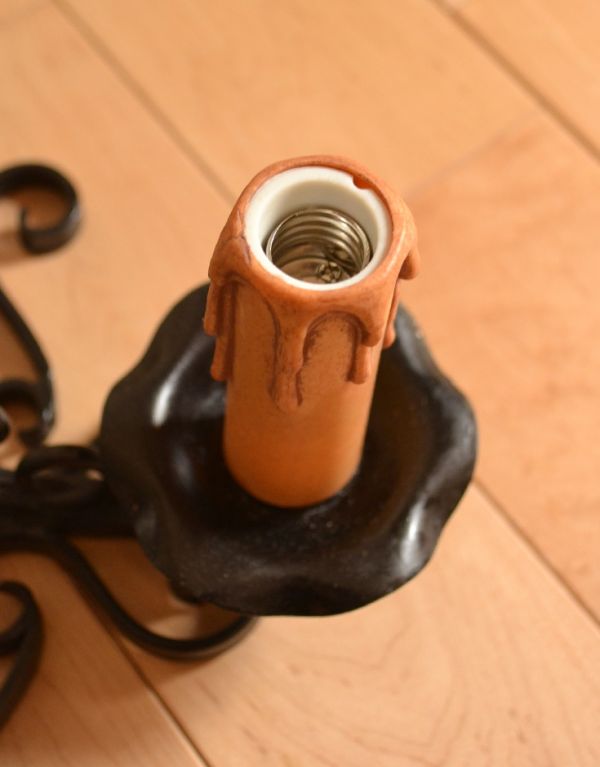 シャンデリア　照明・ライティング　フランス便で見つけたアイアン製のアンティークシャンデリア（４灯タイプ）。オーバーホール済みなので安心してお使い頂けます。(k-1228-z)