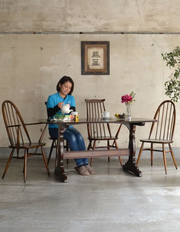 アーコールの家具　アンティーク家具　Ｔ字脚がオシャレなヴィンテージ家具、アーコール社のダイニングテーブル。お茶の時間、パソコンや書き物、アイロンなどの作業台として。(k-1229-f)