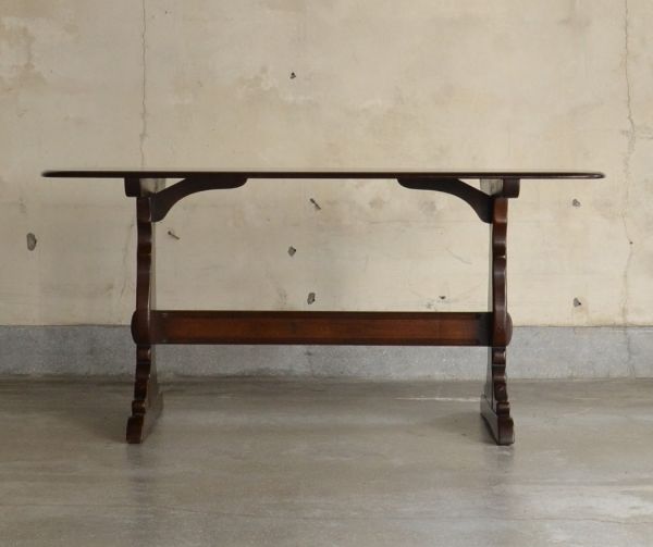 アーコールの家具　アンティーク家具　Ｔ字脚がオシャレなヴィンテージ家具、アーコール社のダイニングテーブル。２〜５人で使える大きさです。(k-1229-f)