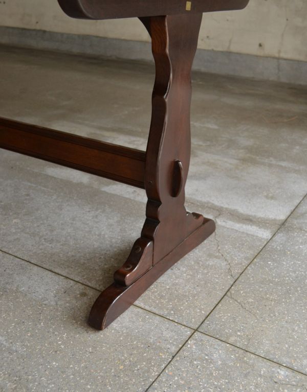 アーコールの家具　アンティーク家具　Ｔ字脚がオシャレなヴィンテージ家具、アーコール社のダイニングテーブル。アーコールらしいスマートな脚。(k-1229-f)