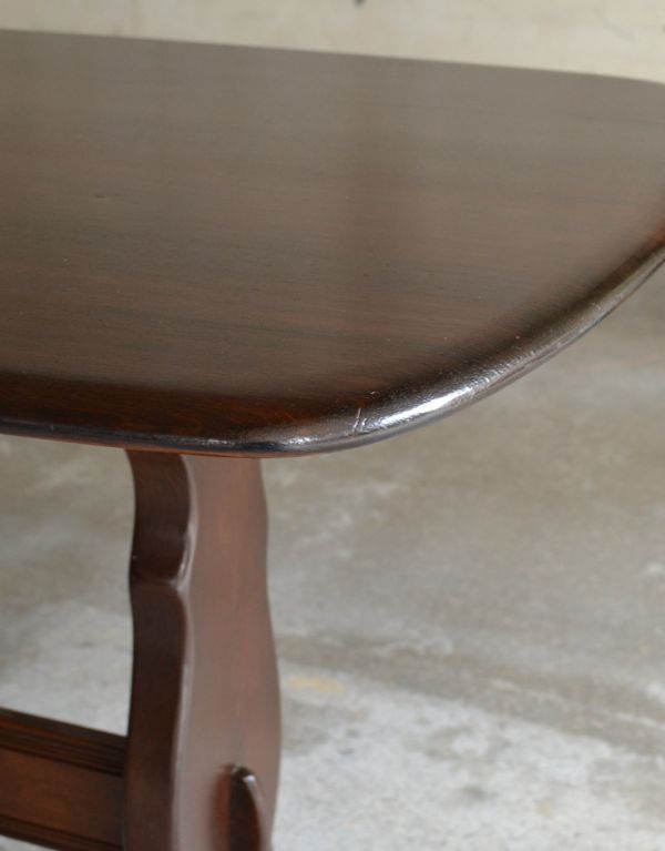 アーコールの家具　アンティーク家具　Ｔ字脚がオシャレなヴィンテージ家具、アーコール社のダイニングテーブル。角が丸いので小さなお子様がいるお家でも安心してお使いいただけます。(k-1229-f)