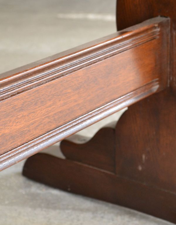 アーコールの家具　アンティーク家具　Ｔ字脚がオシャレなヴィンテージ家具、アーコール社のダイニングテーブル。組み脚には彫りが入っています。(k-1229-f)