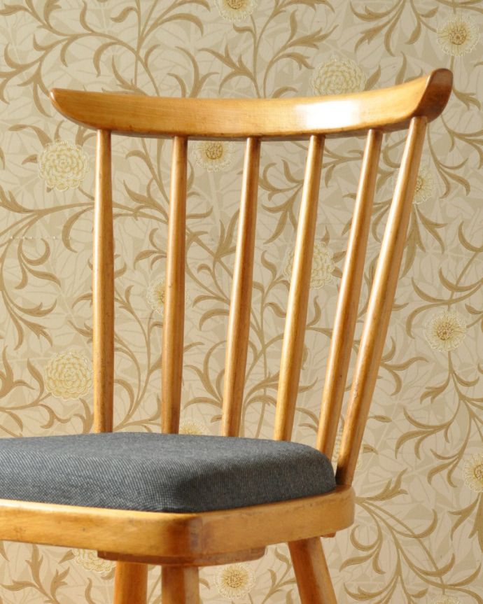 ダイニングチェア　アンティーク チェア　イギリス輸入のヴィンテージサイドチェア、クッション付きの椅子。木目や色は1脚1脚微妙に違いますが、どれもキレイに仕上げています。(k-1230-c)