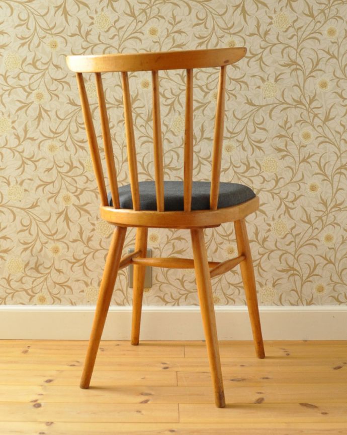 ダイニングチェア　アンティーク チェア　イギリス輸入のヴィンテージサイドチェア、クッション付きの椅子。後ろ姿も素敵なチェア。(k-1230-c)