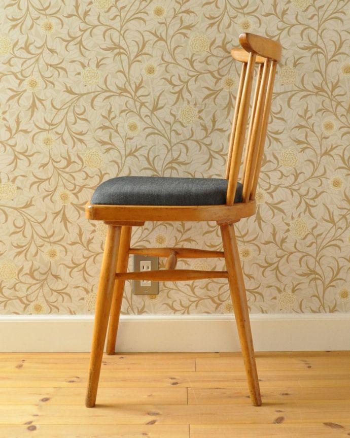 ダイニングチェア　アンティーク チェア　イギリス輸入のヴィンテージサイドチェア、クッション付きの椅子。横から見た感じ。(k-1230-c)