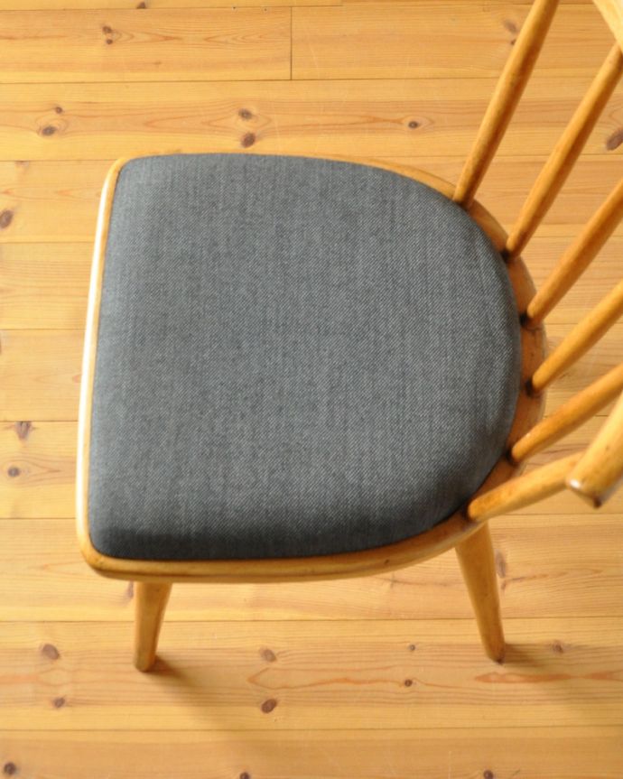 ダイニングチェア　アンティーク チェア　イギリス輸入のヴィンテージサイドチェア、クッション付きの椅子。布が貼ってあるので、長時間座っても疲れません。(k-1230-c)