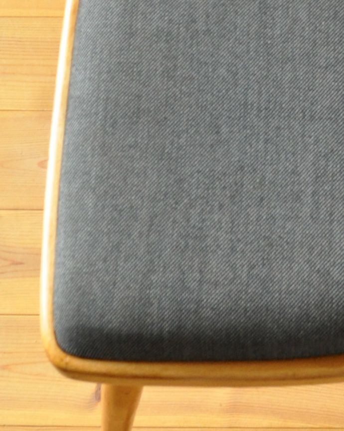 ダイニングチェア　アンティーク チェア　イギリス輸入のヴィンテージサイドチェア、クッション付きの椅子。木製のフレームによく似合うグレー色の生地に新しく張り替えました。(k-1230-c)