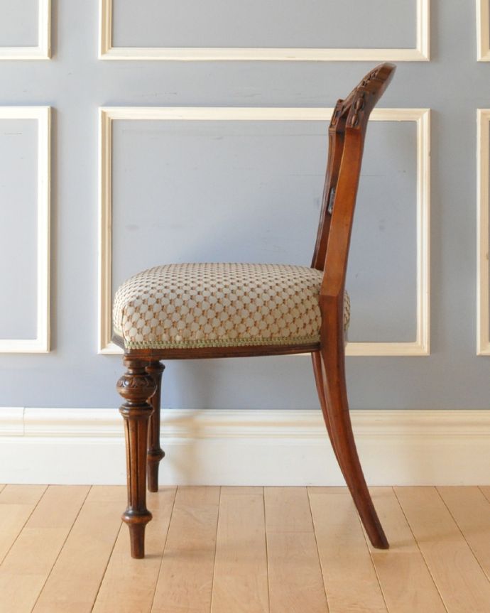 サロンチェア アンティーク チェア 優雅なシルエットのアンティークチェア、1900年代のイギリス輸入のバルーンバックチェア。横から見ても綺麗な装飾が楽しめます。(k-1231-c)